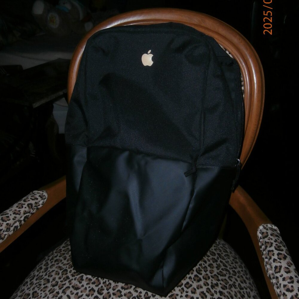 Apple Incase Black Nylon Laptop Backpack ~ NEW